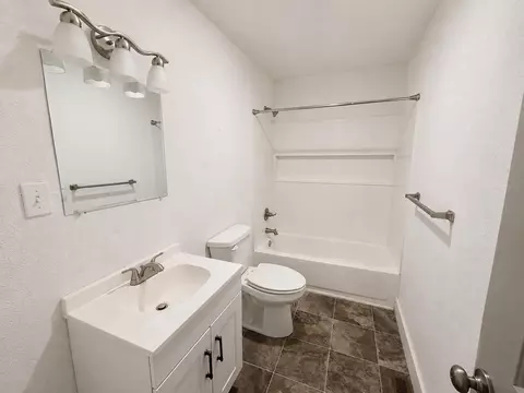 Bath - 1127 E Pacific St, Springfield, MO 65803 photo 2 of 4