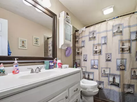 Bath - 2019 W Webster St, Springfield, MO 65802 photo 1 of 1