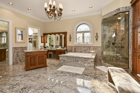Bath - 3935 Eaglescliffe Dr, Springfield, MO 65809 photo 3 of 12