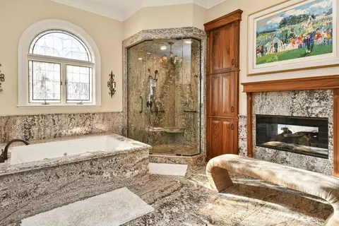 Bath - 3935 Eaglescliffe Dr, Springfield, MO 65809 photo 6 of 12