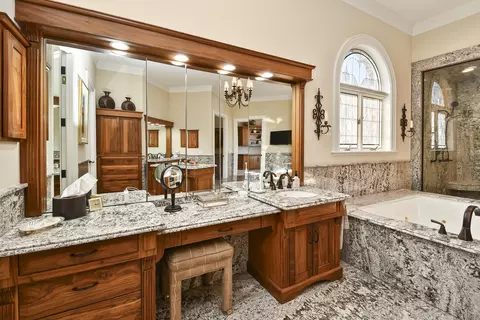 Bath - 3935 Eaglescliffe Dr, Springfield, MO 65809 photo 5 of 12