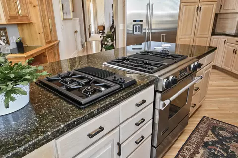 Kitchen - 3935 Eaglescliffe Dr, Springfield, MO 65809 photo 7 of 8