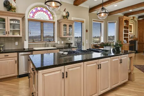 Kitchen - 3935 Eaglescliffe Dr, Springfield, MO 65809 photo 2 of 8