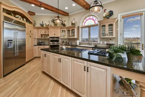 Kitchen - 3935 Eaglescliffe Dr, Springfield, MO 65809 photo 6 of 8
