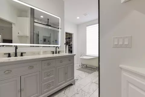Bath - 1658 W Caleb Ct, Springfield, MO 65810 photo 1 of 9