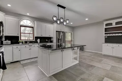 Kitchen - 1658 W Caleb Ct, Springfield, MO 65810 photo 3 of 9
