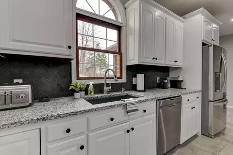 Kitchen - 1658 W Caleb Ct, Springfield, MO 65810 photo 4 of 9