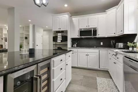 Kitchen - 1658 W Caleb Ct, Springfield, MO 65810 photo 8 of 9