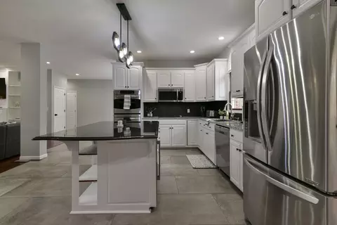 Kitchen - 1658 W Caleb Ct, Springfield, MO 65810 photo 6 of 9