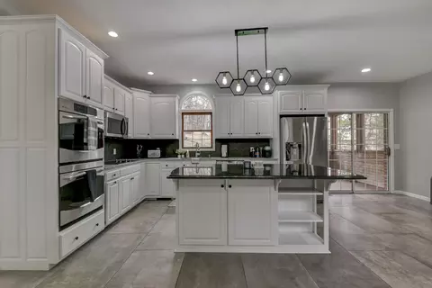 Kitchen - 1658 W Caleb Ct, Springfield, MO 65810 photo 2 of 9
