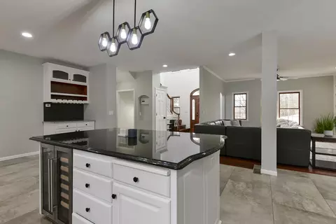 Kitchen - 1658 W Caleb Ct, Springfield, MO 65810 photo 5 of 9