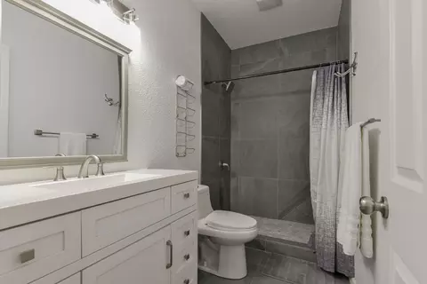 Bath - 1658 W Caleb Ct, Springfield, MO 65810 photo 9 of 9
