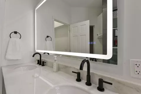 Bath - 1658 W Caleb Ct, Springfield, MO 65810 photo 2 of 9