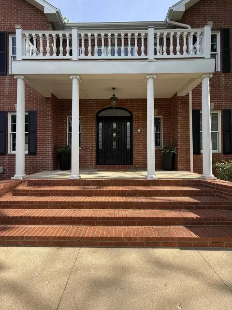 Exterior - 1658 W Caleb Ct, Springfield, MO 65810 photo 5 of 12