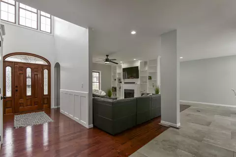 Entry Way - 1658 W Caleb Ct, Springfield, MO 65810 photo 2 of 14