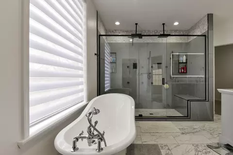 Bath - 1658 W Caleb Ct, Springfield, MO 65810 photo 5 of 9