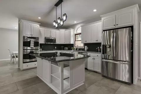 Kitchen - 1658 W Caleb Ct, Springfield, MO 65810 photo 7 of 9