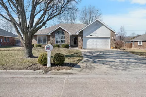 1395 S Sunset Ave, Bolivar, MO 65613