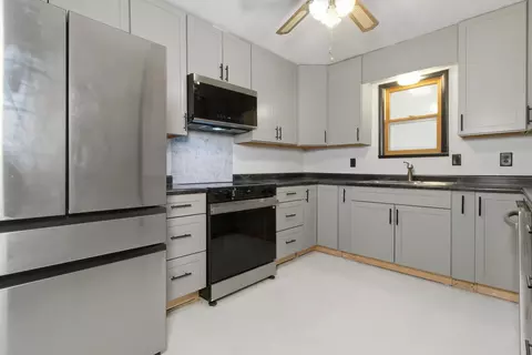 Kitchen - 49 E Tower Dr, Gainesville, MO 65655 photo 2 of 3