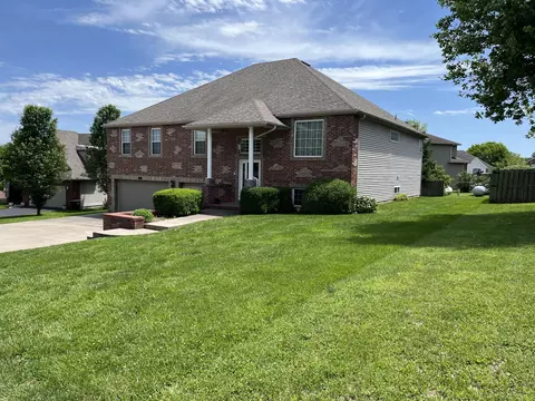 1518 W Stagecoach Ct, Nixa, MO 65714