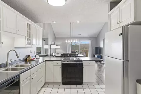Kitchen - 175 Avondale Dr #15, Branson, MO 65616 photo 3 of 6