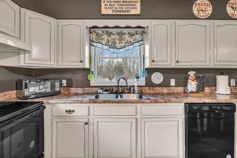 Kitchen - 1101 W Fourth St, Mountain View, MO 65548 photo 4 of 5