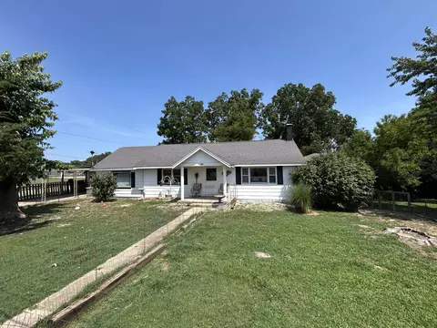 Exterior - 820 2nd St, Cabool, MO 65689 photo 4 of 11