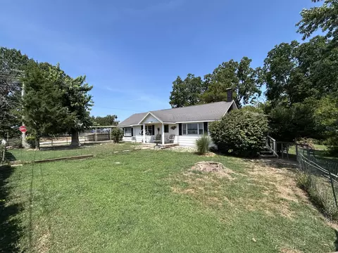 Exterior - 820 2nd St, Cabool, MO 65689 photo 5 of 11