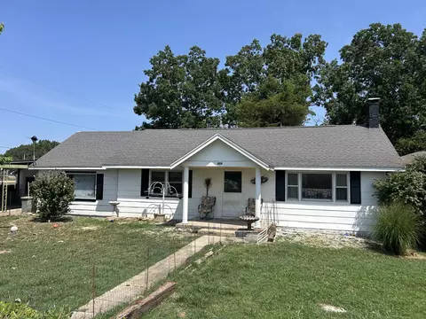 Exterior - 820 2nd St, Cabool, MO 65689 photo 3 of 11