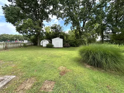 Exterior - 820 2nd St, Cabool, MO 65689 photo 9 of 11