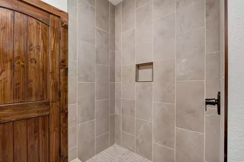 Bath - 208 Danalia Dr, Marshfield, MO 65706 photo 2 of 3