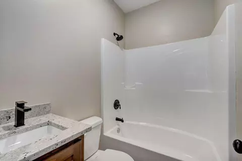 Bath - 208 Danalia Dr, Marshfield, MO 65706 photo 3 of 3