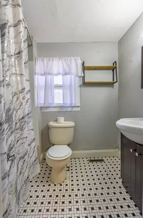 Bath - 629 S Glenn Ave, Springfield, MO 65802 photo 1 of 1