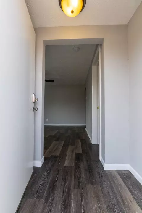 Entry Way - 629 S Glenn Ave, Springfield, MO 65802 photo 1 of 5