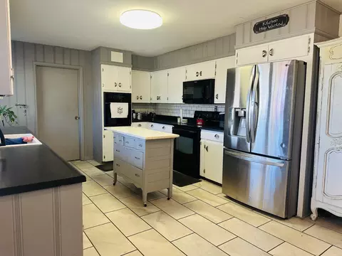 Kitchen - 904 Race St, Thayer, MO 65791 photo 3 of 5