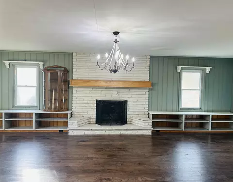Living - 904 Race St, Thayer, MO 65791 photo 1 of 7
