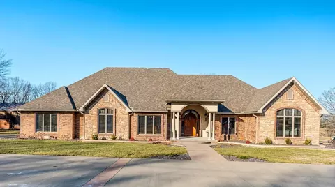 1035 N Oakland Ave, Bolivar, MO 65613