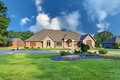 1035 N Oakland Ave, Bolivar, MO 65613