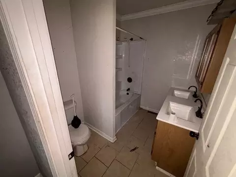 Bath - 208 E 4th St, Willow Springs, MO 65793 photo 2 of 3