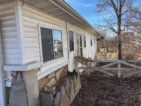 Exterior - 208 E 4th St, Willow Springs, MO 65793 photo 2 of 3
