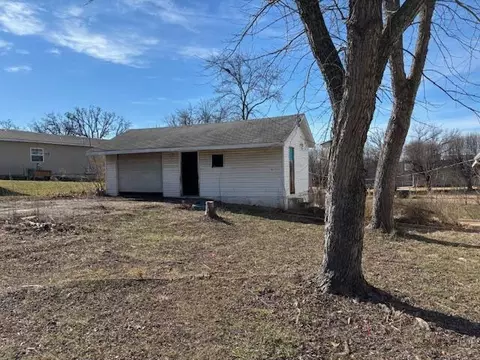 Exterior - 208 E 4th St, Willow Springs, MO 65793 photo 3 of 3