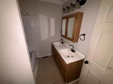 Bath - 208 E 4th St, Willow Springs, MO 65793 photo 3 of 3
