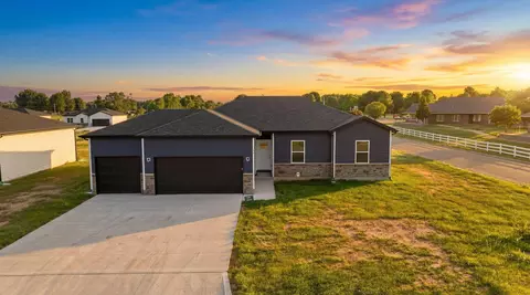 184 Maverick Dr, Mount Vernon, MO 65712