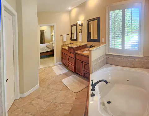 Bath - 233 Sidehill Dr, Ridgedale, MO 65739 photo 3 of 11