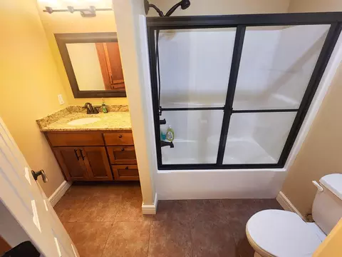 Bath - 233 Sidehill Dr, Ridgedale, MO 65739 photo 8 of 11