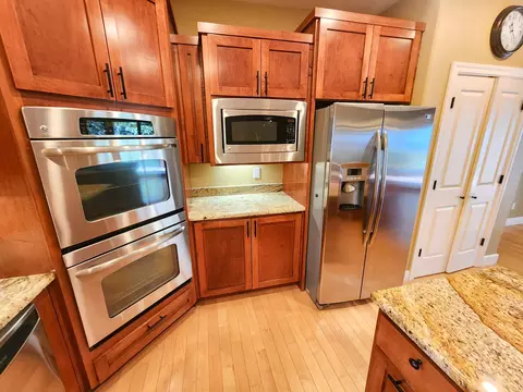 Kitchen - 233 Sidehill Dr, Ridgedale, MO 65739 photo 5 of 12