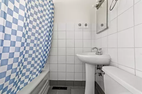 Bath - 2643 W Walnut St, Springfield, MO 65806 photo 4 of 4