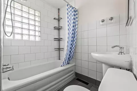 Bath - 2643 W Walnut St, Springfield, MO 65806 photo 3 of 4
