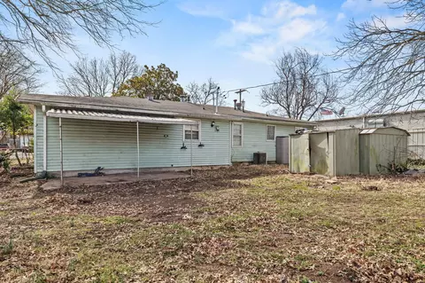 Exterior - 2643 W Walnut St, Springfield, MO 65806 photo 6 of 8