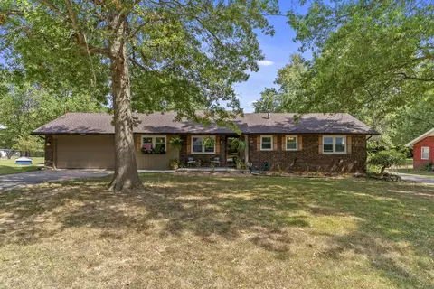 5382 N Lakewood Dr, Springfield, MO 65803
